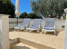 Appealing Apartment With Garden