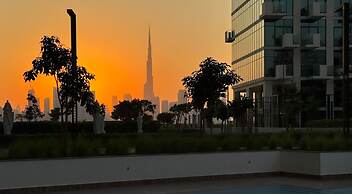 1BR Apt Near Downtown Dubai Pool Skyline Views