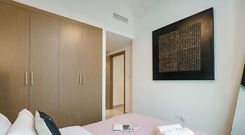 1BR Apt Near Downtown Dubai Pool Skyline Views