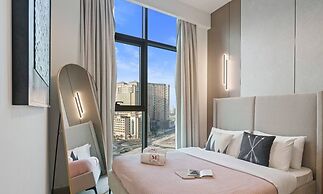 1BR Apt Near Downtown Dubai Pool Skyline Views