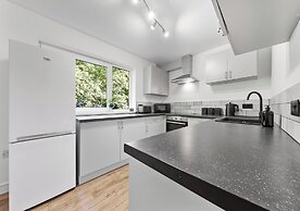 2BR Flat, Free Parking, Close to Airport & Centre