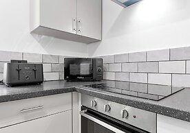 2BR Flat, Free Parking, Close to Airport & Centre