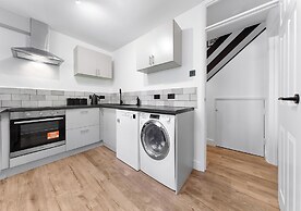 2BR Flat, Free Parking, Close to Airport & Centre