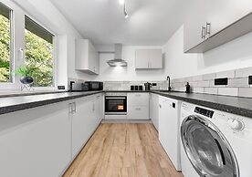 2BR Flat, Free Parking, Close to Airport & Centre