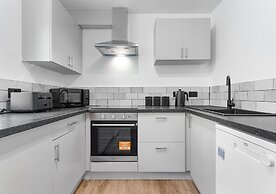 2BR Flat, Free Parking, Close to Airport & Centre