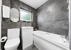 2BR Flat, Free Parking, Close to Airport & Centre