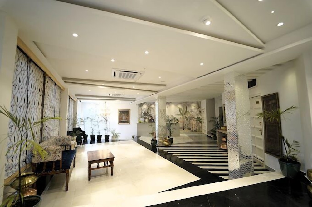 Grandrosse Boutique - Lake Facing Hotel
