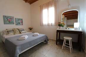 Villa Rouvis With Outdoor Hot Tub