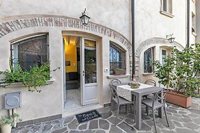 Sole Priscilla House- Terrace & parking
