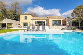 Modern Villa With Heated Pool and Garden
