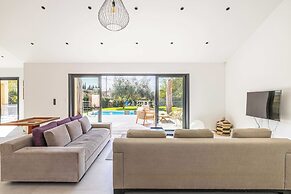 Modern Villa With Heated Pool and Garden