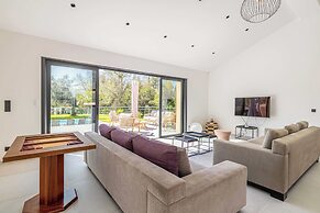 Modern Villa With Heated Pool and Garden