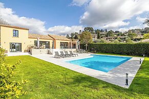 Modern Villa With Heated Pool and Garden
