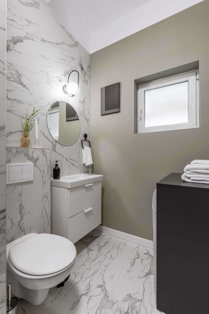 Modern Suite on Historic Calea Victoriei