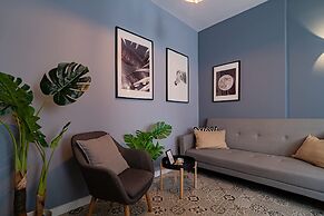 Chic Black White 2BR Retreat on Dambovitei