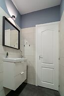 Chic Black White 2BR Retreat on Dambovitei