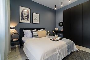 Chic Black White 2BR Retreat on Dambovitei