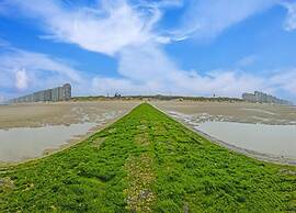 Huize Noordzee Located Directly on the Beach