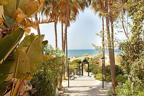 Studio in Marbella With Beachfront Pool