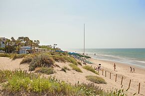 Studio in Marbella With Beachfront Pool