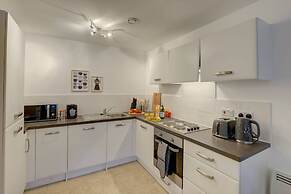 Lovely Flat in Kiln Close With Free Parking