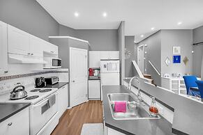 12 Spacious Home w A C Crib Garage By Airport