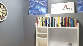 12 Spacious Home w A C Crib Garage By Airport