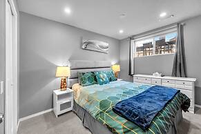 12 Spacious Home w A C Crib Garage By Airport