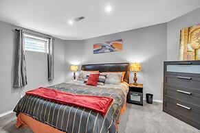 12 Spacious Home w A C Crib Garage By Airport