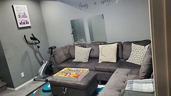 12 Spacious Home w A C Crib Garage By Airport