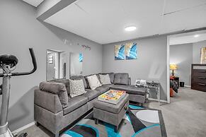 12 Spacious Home w A C Crib Garage By Airport