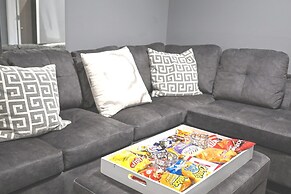 12 Spacious Home w A C Crib Garage By Airport