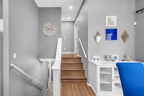 12 Spacious Home w A C Crib Garage By Airport