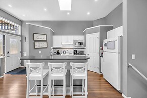 12 Spacious Home w A C Crib Garage By Airport