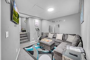 12 Spacious Home w A C Crib Garage By Airport