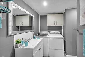 12 Spacious Home w A C Crib Garage By Airport