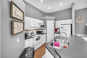 12 Spacious Home w A C Crib Garage By Airport