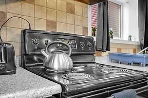 52-3 Bed Suite on Lake Central A C By Airport
