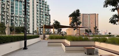 1BR Apt Near Downtown with Skyline Views