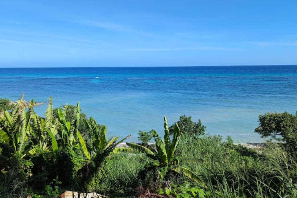 Oceanview Studio Apt w/ Pool, Bar & Beach Access