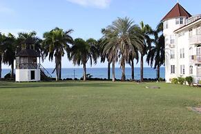 Oceanview Studio Apt w/ Pool, Bar & Beach Access