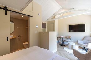 Beautiful Suite on the Village Square
