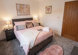 2 Bed, Sleeps 4, Pet Friendly, Free Parking
