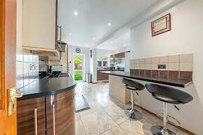5-bed House - Sleeps 10 - Garden - Parking