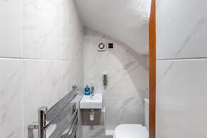 5-bed House - Sleeps 10 - Garden - Parking