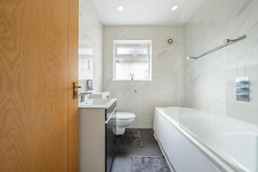 5-bed House - Sleeps 10 - Garden - Parking