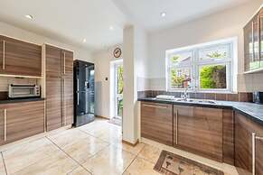 5-bed House - Sleeps 10 - Garden - Parking