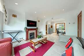 5-bed House - Sleeps 10 - Garden - Parking