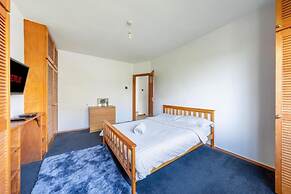 5-bed House - Sleeps 10 - Garden - Parking