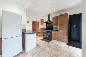 5-bed House - Sleeps 10 - Garden - Parking